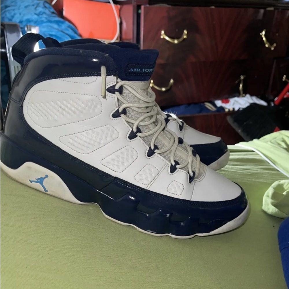 worn 6x, preowned. Scratches on the back. Toe was dusty but clean now 7.5-8 / 10